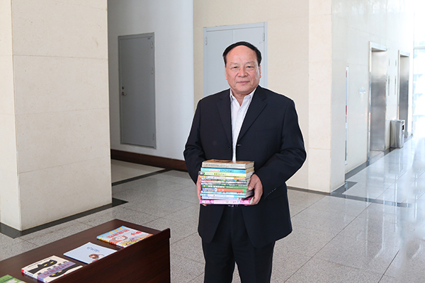 Weixin Group Hold A Donation Book Ceremony To Yingjisha County School
