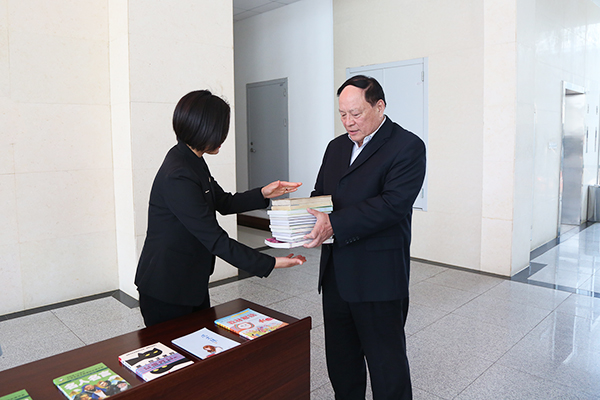 Weixin Group Hold A Donation Book Ceremony To Yingjisha County School