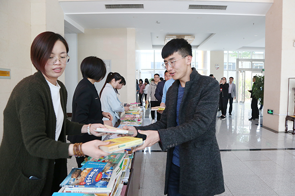 Weixin Group Hold A Donation Book Ceremony To Yingjisha County School