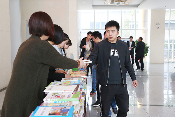 Weixin Group Hold A Donation Book Ceremony To Yingjisha County School